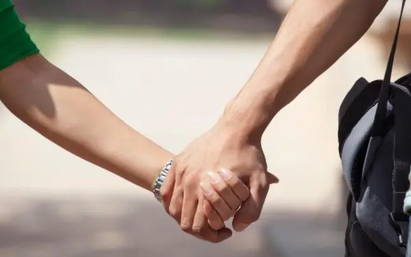 男人主动碰您的手说明什么(男人主动握女人手的含义)