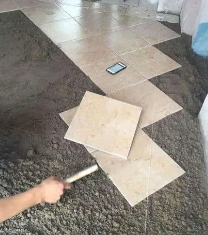 地面潮湿用什么方法解决(地面返潮的原因及处理方法)