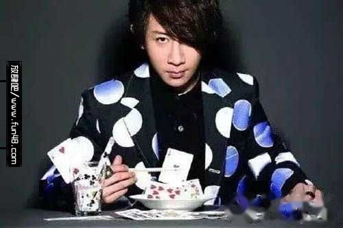为什么刘谦被央视封杀,还拼错了三个字(找力宏)