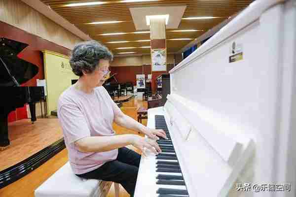 央视关注宁波“钢琴奶奶”！海伦钢琴让她的生日愿望实现了