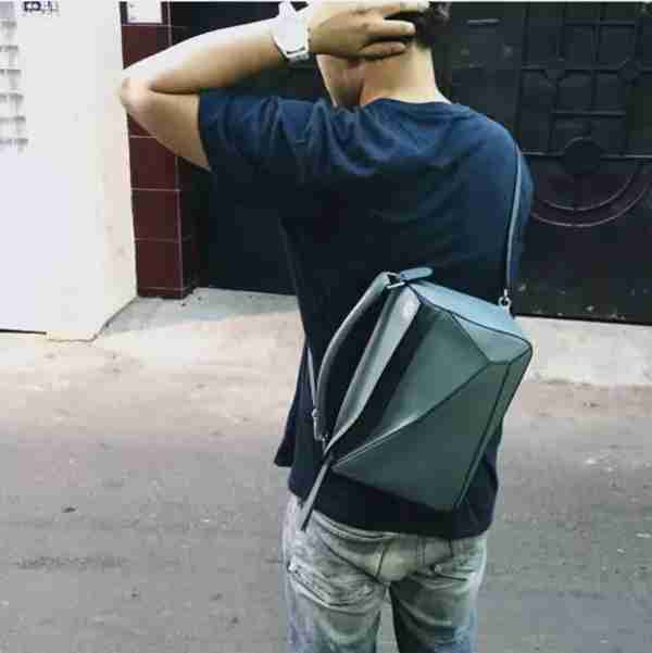 男同志背上一样帅气的单肩包,5种背法怎么都有型