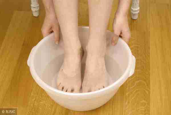 夏天怎么除脚臭(夏天脚臭的尴尬)