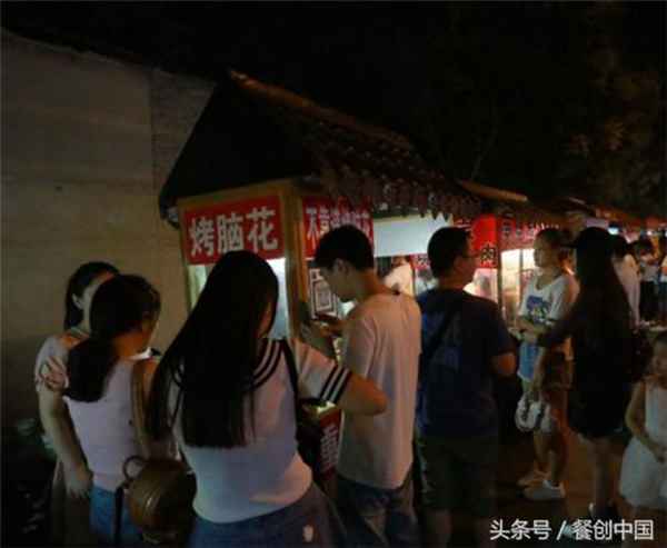 烤脑花天天排队 原来是脑花酱做的香(餐创中国)