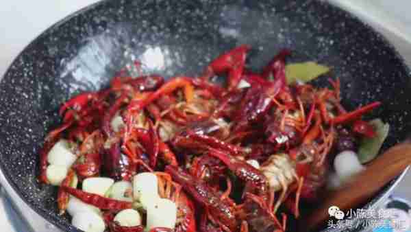 小龙虾在家你怎么做?快来试试这个口味,保证好吃上瘾