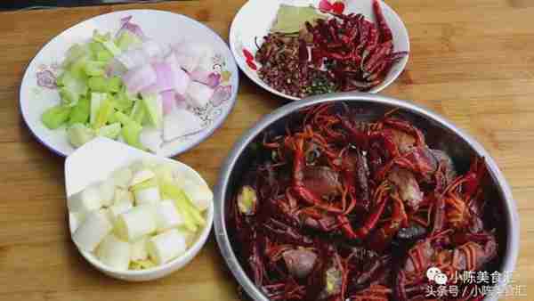 小龙虾在家你怎么做?快来试试这个口味,保证好吃上瘾