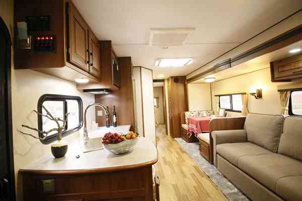 有大床房还有标准间，居住堪比五星级酒店的房车