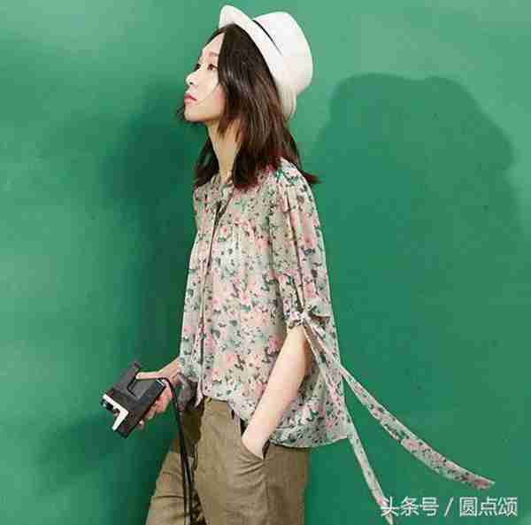 雪纺碎花裤子怎么搭配什么外套（气质小碎花装点别样的春夏）