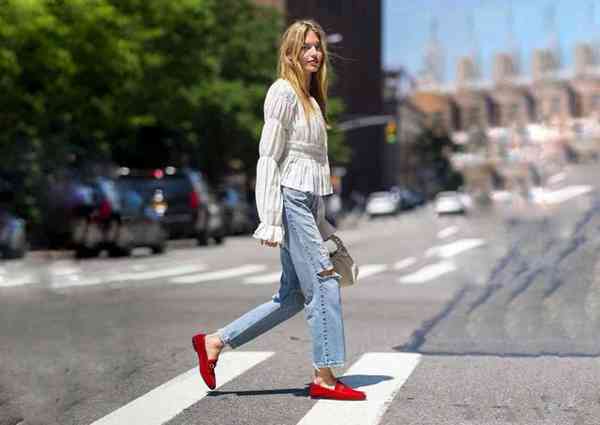 红色也算是暖色调中,最中性的颜色,和任何一种颜色都非常地搭