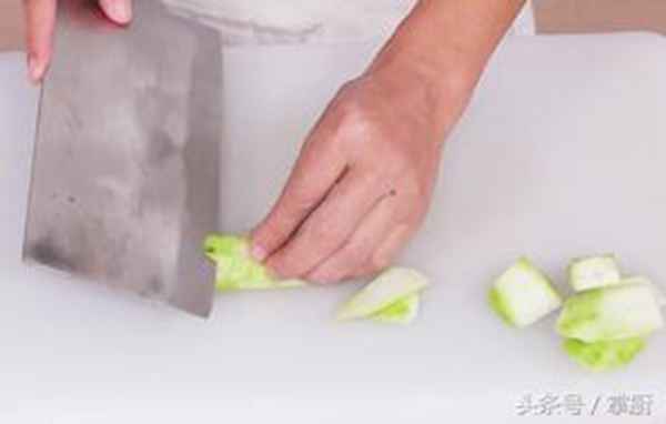 炒年糕怎么做才好吃(买来年糕片怎么做不粘锅)