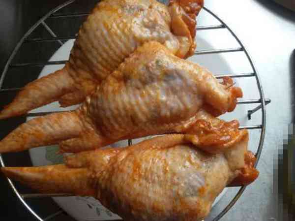 烤鸡翅、红烧鸡翅都吃腻了，尝试做下鸡翅包饭