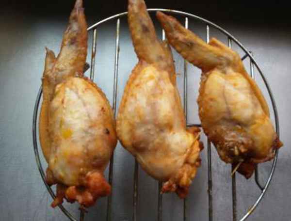 烤鸡翅、红烧鸡翅都吃腻了，尝试做下鸡翅包饭