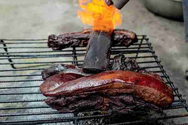 第一块熏肉到底是怎么做出来的呢?