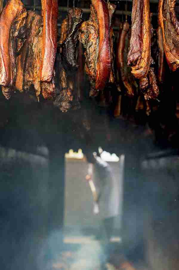 第一块熏肉到底是怎么做出来的呢?