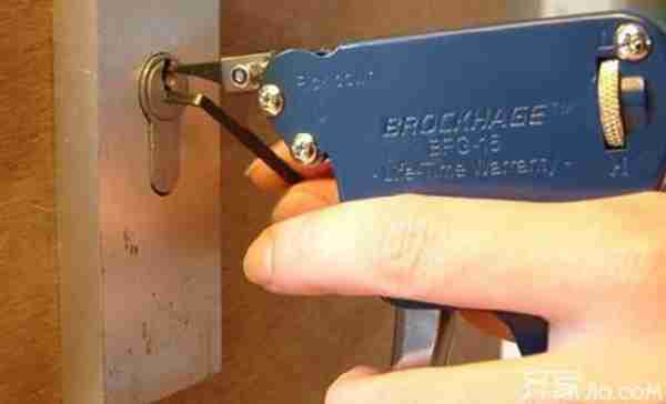 怎么开锁(忘记带钥匙,开锁小窍门)