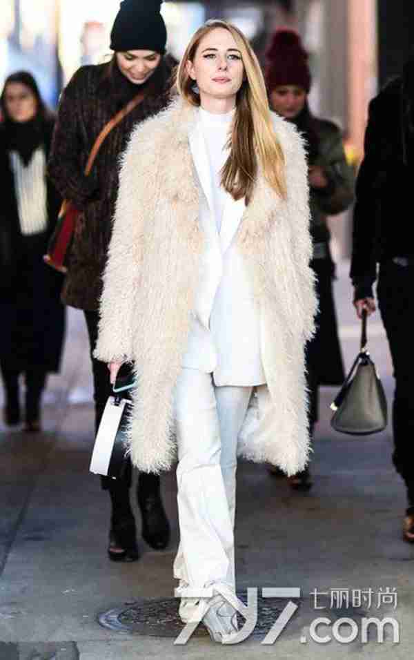 白色外套里面配什么颜色好看？打造冰雪女王范style