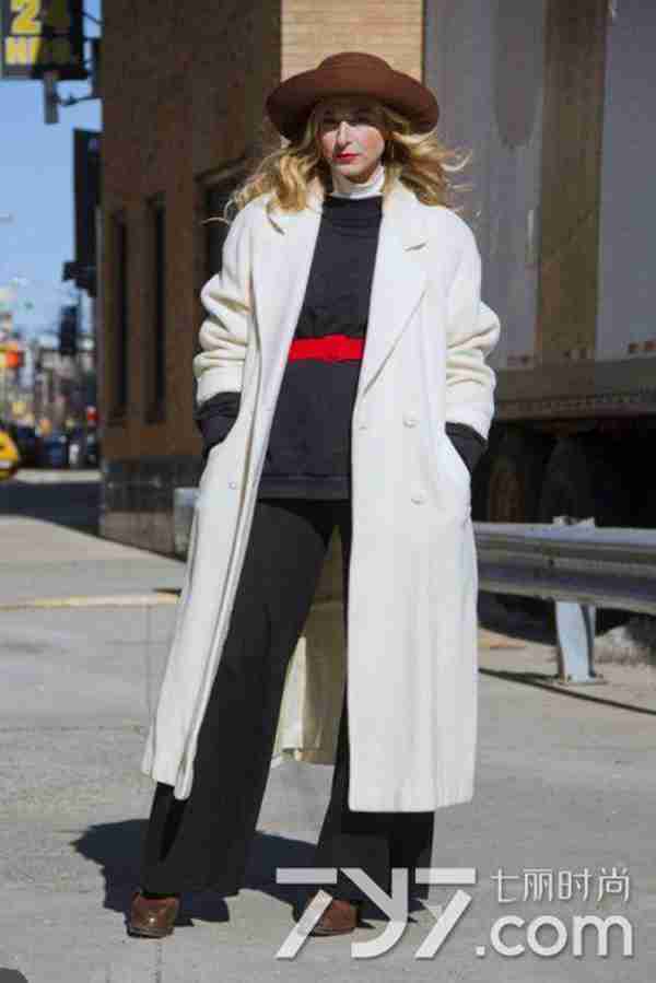 白色外套里面配什么颜色好看？打造冰雪女王范style