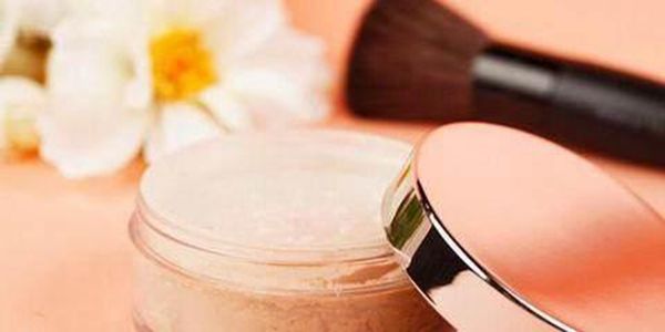 蜜粉、散粉、粉饼到底有什么区别,我的皮肤适合哪个?