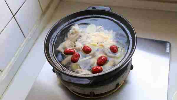 鸡汤怎样炖才美味?我家这样炖的鸡汤味道香浓,营养又好喝!