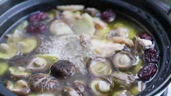 鸡汤怎样炖才美味?我家这样炖的鸡汤味道香浓,营养又好喝!