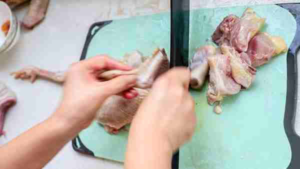 鸡汤怎样炖才美味?我家这样炖的鸡汤味道香浓,营养又好喝!