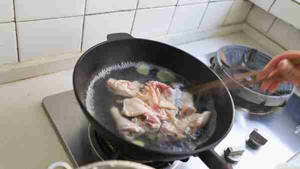 鸡汤怎样炖才美味?我家这样炖的鸡汤味道香浓,营养又好喝!