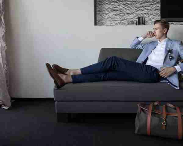 双肩包什么牌子的好(什么品牌的男士双肩包时尚又实用)