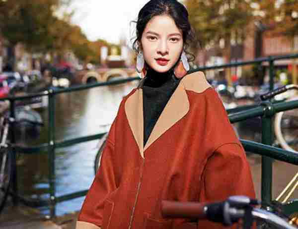 焦糖色衣服配什么颜色（女生焦糖色服装搭配示范）