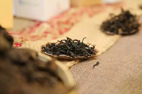 排长龙都要买的奶茶,用的到底是什么“茶”呢?