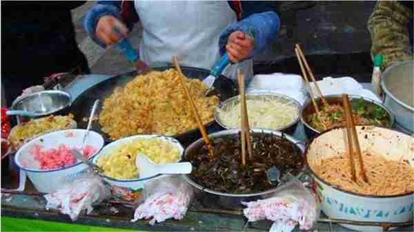 最受学生欢迎的几种街边小吃,烤面筋排名第一,你都吃过哪些呢