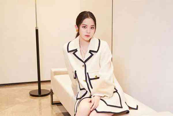 什么颜色适合夏天(夏天适合穿什么颜色衣服好看)