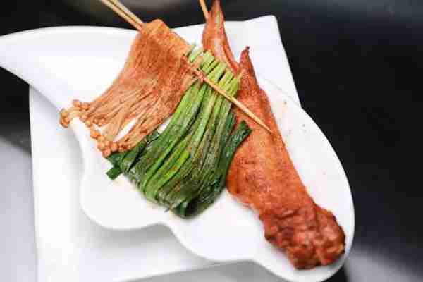 想在学校门口摆摊创业,哪些小吃比较赚钱?