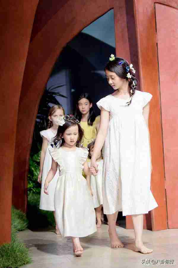 黄多多13岁,穿着时尚早已习以为常,这次的重点是鞋子