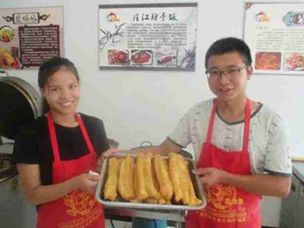 去贵州开店卖肠粉生意好不好,学做肠粉和什么搭配着卖啊