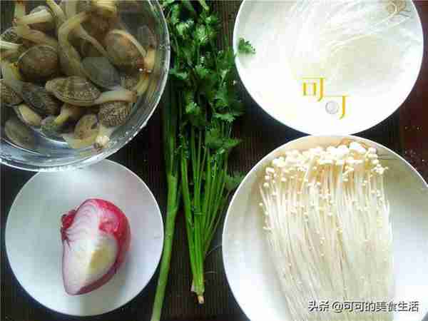 夏天再热,有这一碗花甲粉就够了,除了花蛤我更爱吃金针菇和粉丝