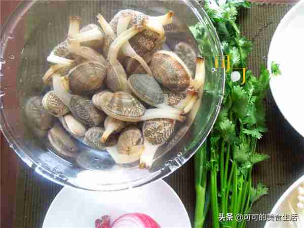 夏天再热,有这一碗花甲粉就够了,除了花蛤我更爱吃金针菇和粉丝