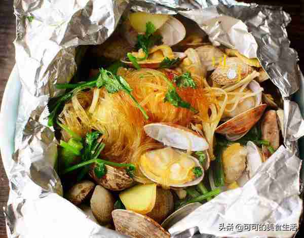 夏天再热,有这一碗花甲粉就够了,除了花蛤我更爱吃金针菇和粉丝