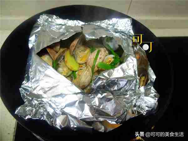 夏天再热,有这一碗花甲粉就够了,除了花蛤我更爱吃金针菇和粉丝