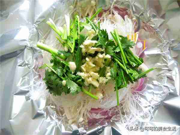 夏天再热,有这一碗花甲粉就够了,除了花蛤我更爱吃金针菇和粉丝