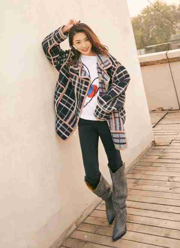 穿破洞裤别再配小白鞋了，学程晓玥配“酒杯靴”，显高又时尚！