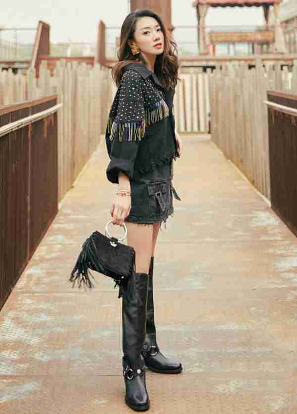 穿破洞裤别再配小白鞋了，学程晓玥配“酒杯靴”，显高又时尚！