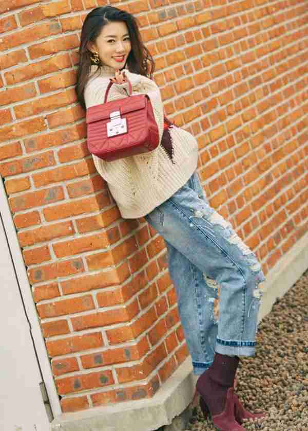 穿破洞裤别再配小白鞋了，学程晓玥配“酒杯靴”，显高又时尚！