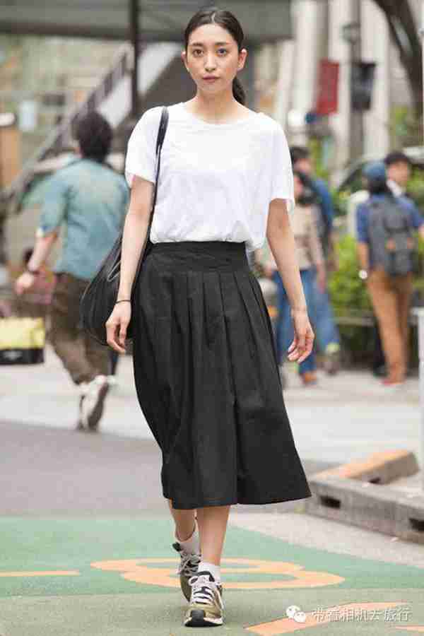 拍照不知道穿什么？快拿出你的白T恤