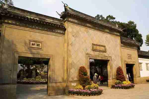 100块钱在上海能干什么?看完你就知道