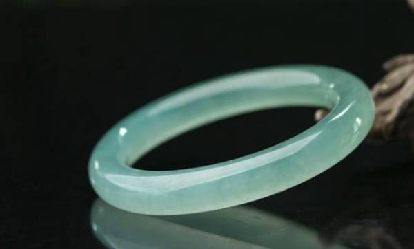 晶之梦A货翡翠什么价格（翡翠手镯A货什么价位呢）