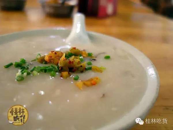 桂林清真寺旁小巷内一家人气早餐店，油条+豆浆，味道真是帮帮哒