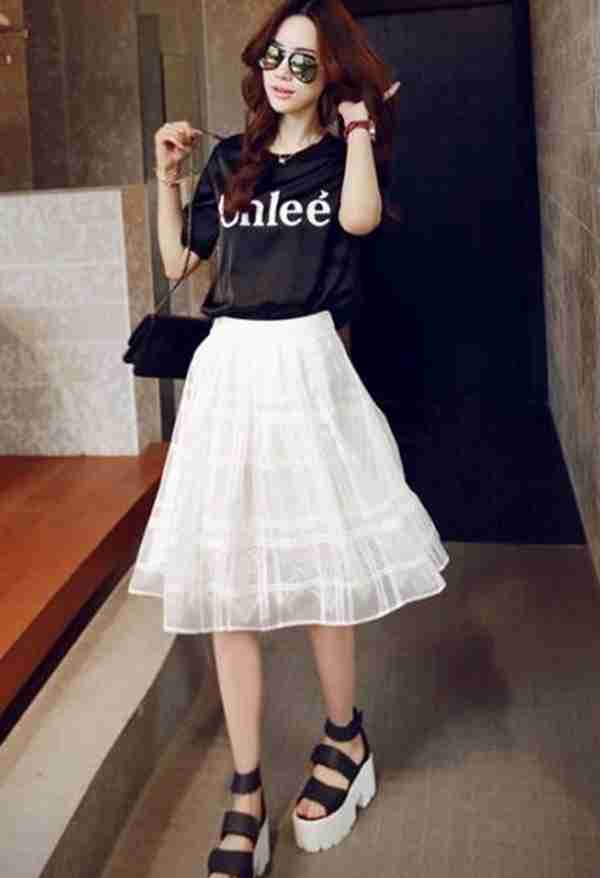 女生黑色短袖配什么裙子(黑色上衣搭配什么下装好看)