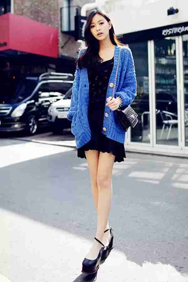 长款黄开衫配什么裤子(女生长开衫怎么搭配最好看)