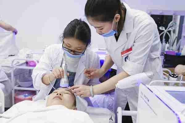 女孩子学美容和学化妆哪个更有前途？学化妆好还是学美容好？