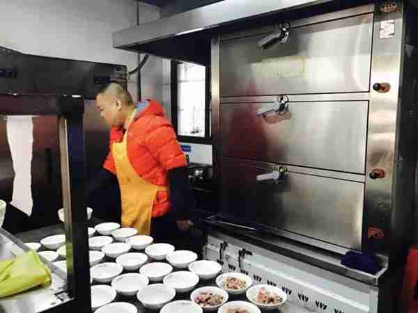 开蒸菜店都需要什么(开家蒸菜馆需要购置哪些设备)