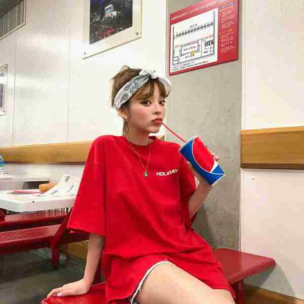 宽松长t恤搭配什么下装(女生宽松长t恤怎么搭配)